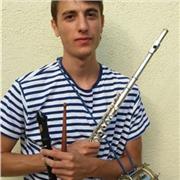 Profesor con título superior de música graduado en la ESMUC se ofrece para dar clases de teoría y lenguaje musical, así como de instrumento (piano y flauta travesera)